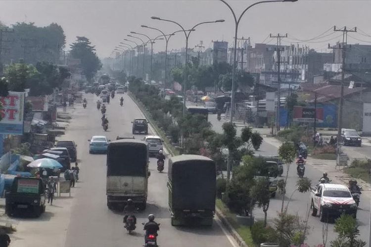 Kabut asap cukup pekat terlihat di ruas Jalan HR Soebrantas, Kecamatan Tampan, Kota Pekanbaru, Riau, Rabu (31/7/2019).