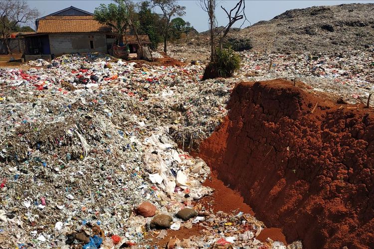 Timbunan sampah asing yang bercampur dengan limbah perusahaan di dekar TPA Burangkeng, Kabupaten Bekasi.