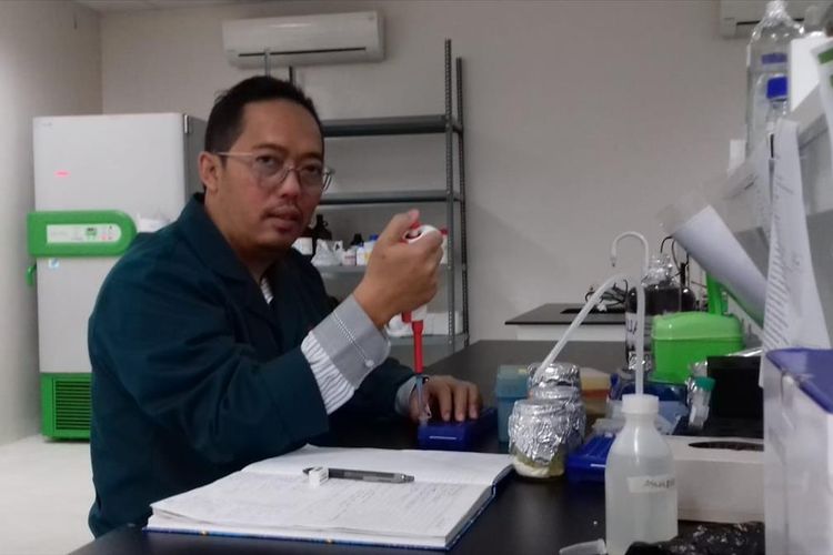 Pakar Herpetofauna Universitas Brawijaya (UB), Nia Kurniawan sedang melakukan karakterisasi protein venom ular Trimeresurus di salah satu laboratorium Universitas Brawijaya (UB), Kota Malang, Rabu (31/7/2019)