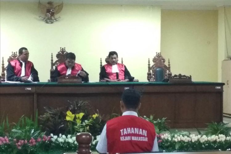 Muhammad Rusdi (21), terdakwa kasus pembunuhan taruna Akademi Teknik Keselamatan Penerbangan (ATKP) Makassar Aldama Putra Pongkala saat menghadiri sidang pembacaan tuntutan di Pengadilan Negeri Makassar, Rabu (31/7/2019).