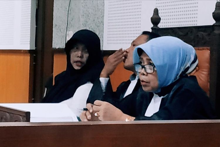 Kompol Tuti (jilbab hitam) saat menjalani persidangan di Pengadilan Tipikor Mataram, Rabu (31/7/2019) dengan agenda keterangan saksi. Semua keterangan saksi dibatah Tuti dihadapan Majelis Hakim.