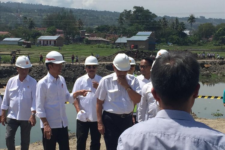 Presiden Joko Widodo saat meninjau proyek pelebaran alur Tano Ponggol di Kabupaten Toba Samosir, Sumatera Utara, Rabu (31/7/2019).