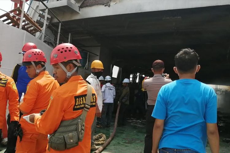 Tim Sar Gabungan kembali melakukan pemadaman dan evakuasi Kapal KMP Sembilang yang meladak dan terbakar saat sedang melakukan perbaikan tahunan di galangan kapal PT. Karimun Marine Shipyard (KMS), Rabu (31/7/2019) kemarin.