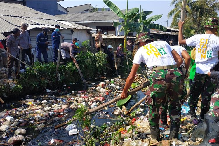 Keroyok sampah di Kali Bahagia atau Kali Busa, Kecamatan Babelan, Kabupaten Bekasi, Kamis (1/8/2019).