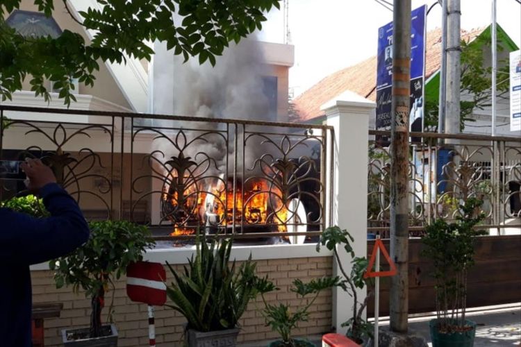 Mobil meledak dan terbakar di halaman gereja di Surabaya, Kamis (1/8/2019)