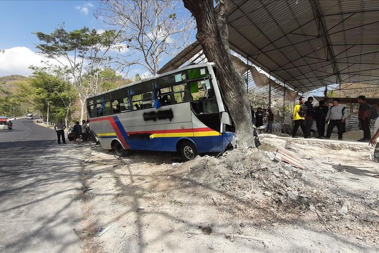 Kondisi Bus Menabrak Bus Setelah ditabrak Truk di Kecamatan Ponjonh, Gunungkidul Kamis (1/8/2019)