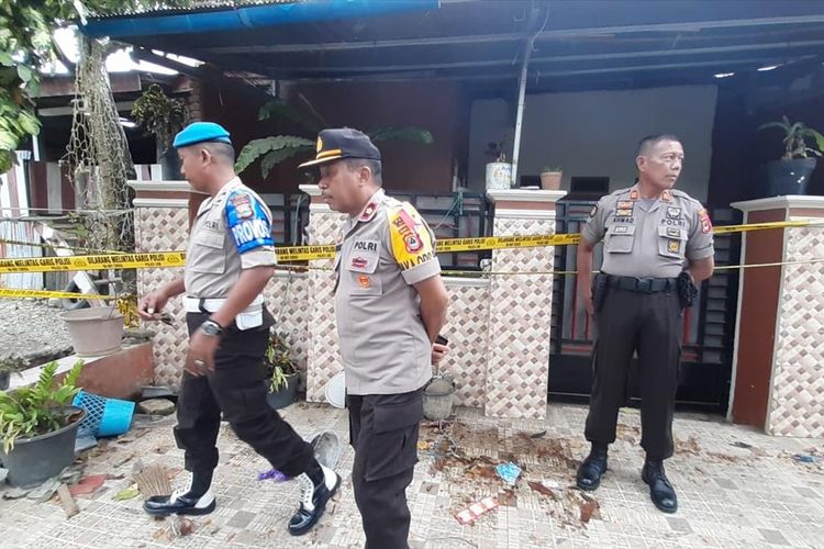Polisi menyelidiki dugaan lain di rumah pelaku kasus cinta terlarang di Desa Lamunre Tengah, Kecamatan Belopa Utara, Kabupaten Luwu, Sulawesi Selatan, Kamis (01/08/2019)