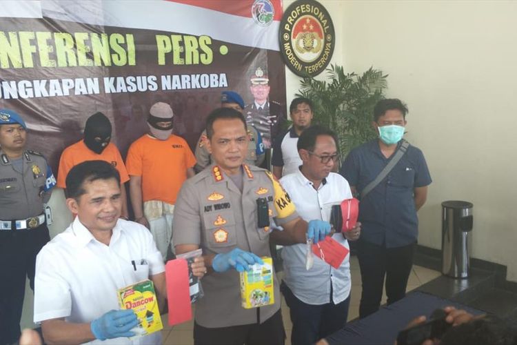 Polisi Tahan Napi dan Pegawai Rutan Cipinang yang Selundupkan Sabu ke dalam Rutan klas 1 Cipinang, Jakarta Timur, Kamis (1/8/2019).
