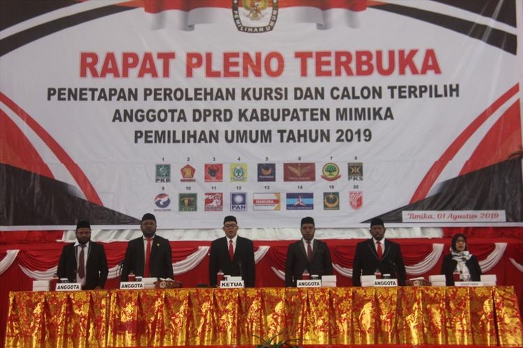 IRSUL PANCA ADITRA - Komisioner KPU Mimika ketika menyanyikan lagu Indonesia Raya, Kamis (1/8/2019)