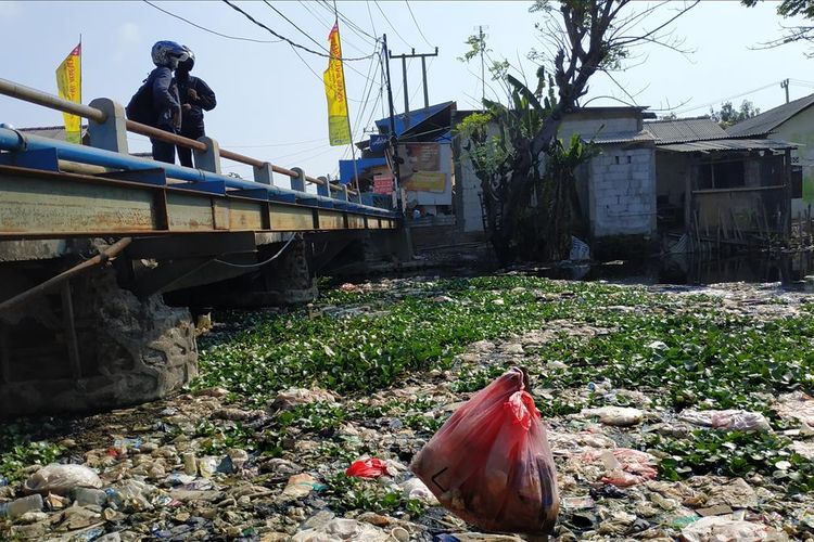 Sampah mengumpul di sekitar jembatan Kali Pisang Batu, Kecamatan Tarumajaya, Kabupaten Bekasi, Kamis (1/8/2019).