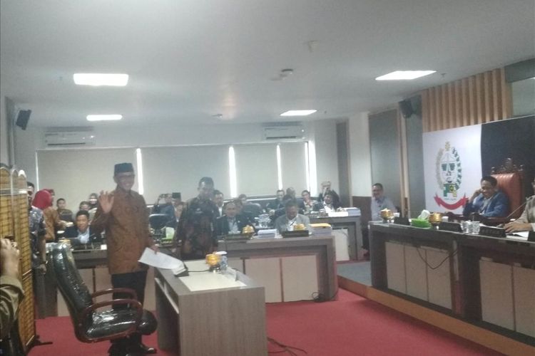 Gubernur Sulawesi Selatan Nurdin Abdullah saat memasuki ruang sidang angket di lantai 8 Gedung DPRD Sulsel, Kamis (1/8/2019).