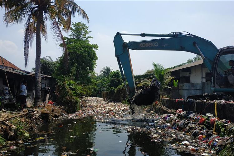 Tutupan sampah di aliran Kali Bahagia atau Kali Busa di Kecamatan Babelan, Kabupaten Bekasi mulai menipis setelah aksi keroyok sampah dengan melibatkan alat berat, Kamis (1/8/2019).