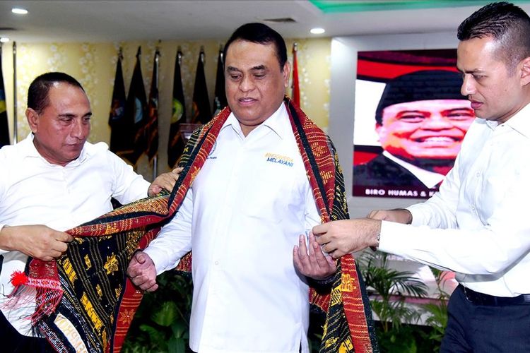 Menteri PAN-RB Syafruddin diulosi Gubernur Sumut Edy Rahmayadi dan Wakilnya Musa Rajekshah usai penandatanganan PK antara gubernur Sumut dengan OPD di lingkungan Pemprov Sumut, Kamis (1/8/2019)