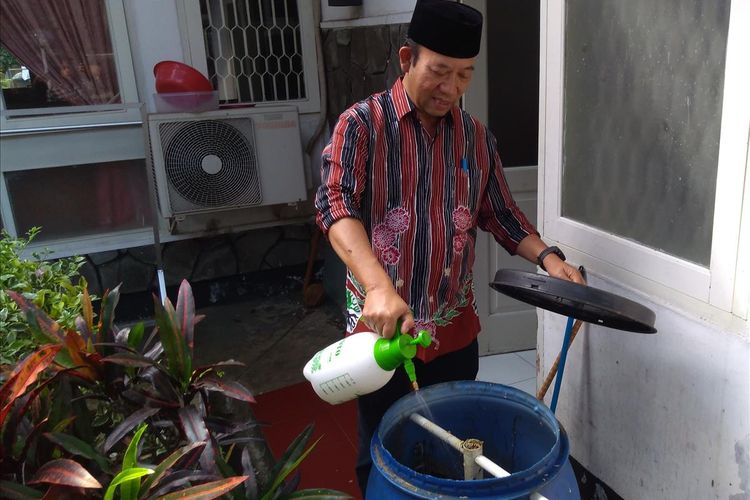 Bupati Banyumas Achmad Husein mengolah sampah organik menjadi pupuk di halaman belakang rumah dinas di Purwokerto, Jawa Tengah.