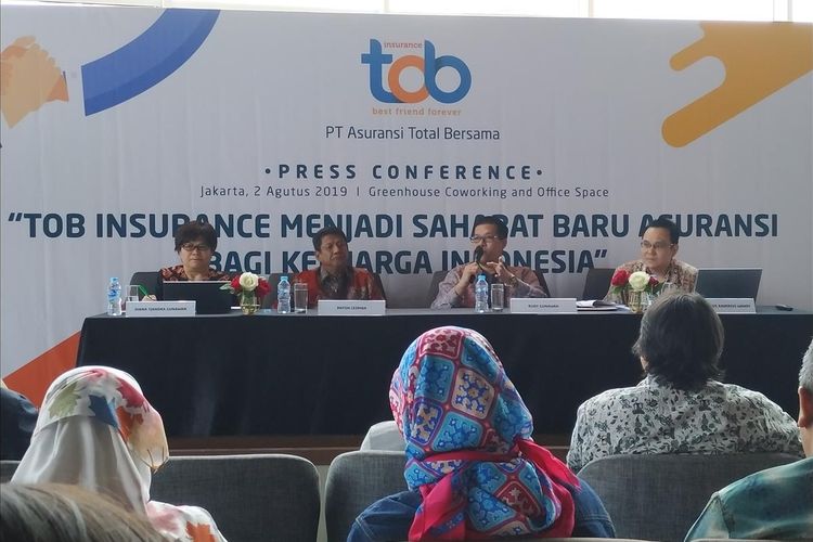 Presiden Direktur PT Asuransi Total Bersama (Tob Insurance) Rudy Gunawan (kedua kanan) memberikan penjelasan dalam konferensi pers di Jakarta, Jumat (2/8/2019).