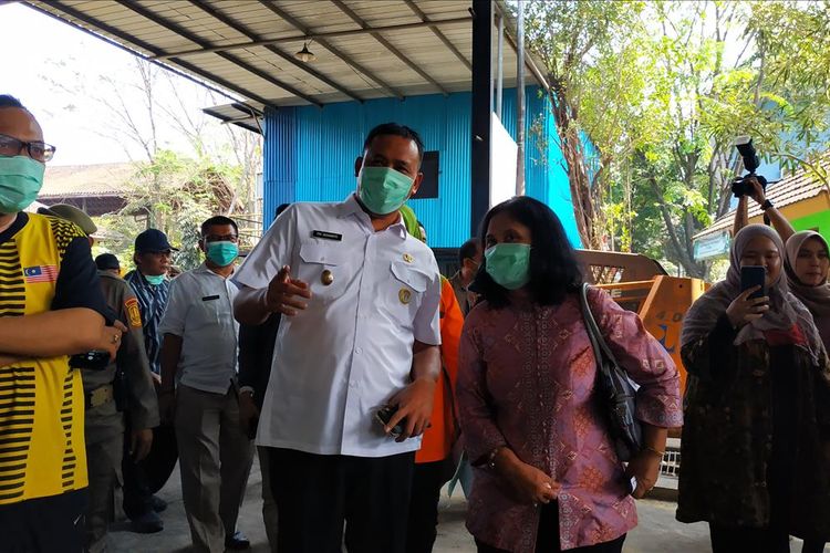 Wakil Walikota Bekasi, Tri Adhianto meninjau uji coba mesin pembangkit listrik tenaga sampah (PLTSa) Sumur Batu, Jumat (2/8/2019).