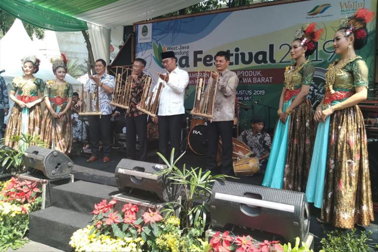 Gubernur Jawa Barat Ridwan Kamil saat membuka festival teh Jabar di Gedung Sate, Jalan Diponegoro, Jumat (2/8/2019).
