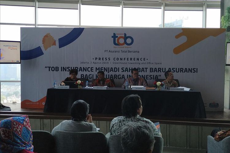 Direktur Teknik PT Asuransi Total Bersama (Tob Insurance) Diana Tjandra Gunawan (kiri) memberikan penjelasan dalam konferensi pers di Jakarta, Jumat (2/8/2019).