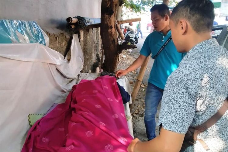 Polisi mengidentifikasi jenazah seorang sopir truk yang ditemukan meninggal dunia dibalik kemudinya di Cianjur, Jawa Barat, Jumat (02/08/2019)