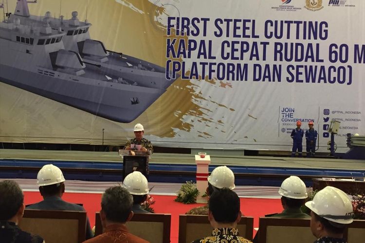 Direktur PT PAL (Persero) Budiman Saleh dalam acara first steel cutting di PT PAL Indonesia, Surabaya, Jumat (2/8/2019). Dalam acara itu, PT PAL Indonesia (Persero) kembali membangun dua kapal perang jenis Kapal Cepat Rudal (KCR) 60. Kapal perang yang bakal dibangun itu merupakan pesanan Tentara Nasional Angkatan Laut (TNI AL) yang sudah dipesan sejak penandatanganan kontrak pada 28 Desember 2018 di Jakarta.