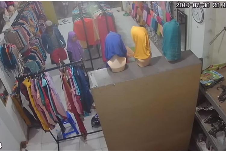 Tangkapan layar rekaman CCTV aksi pelecehan seksual di sebuah toko hijab di Mojosari Mojokerto Jawa Timur.