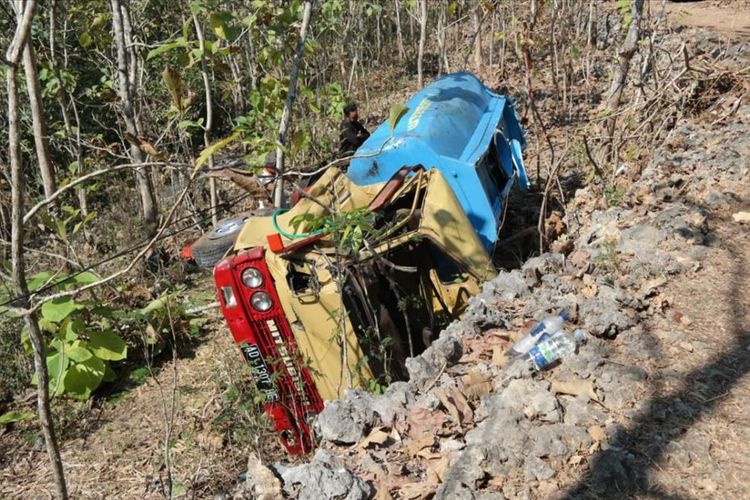 Tangki Air Tangki Terperosok Jurang Sedalam 25 meter, di Kecamatan Girisubo, Gunungkidul Jumat (2/8/2019) (Dokumentasi Polsek Girisubo)