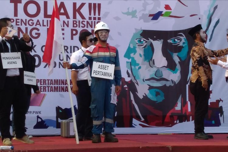Anggota SPPPWK PT Pertamina (Persero) RU IV Cilacap menggelar aksi teatrikal saat menggelar aksi damai di halaman Head Office Pertamina RU IV Cilacap, Jawa Tengah, Selasa (2/8/2019) sore.