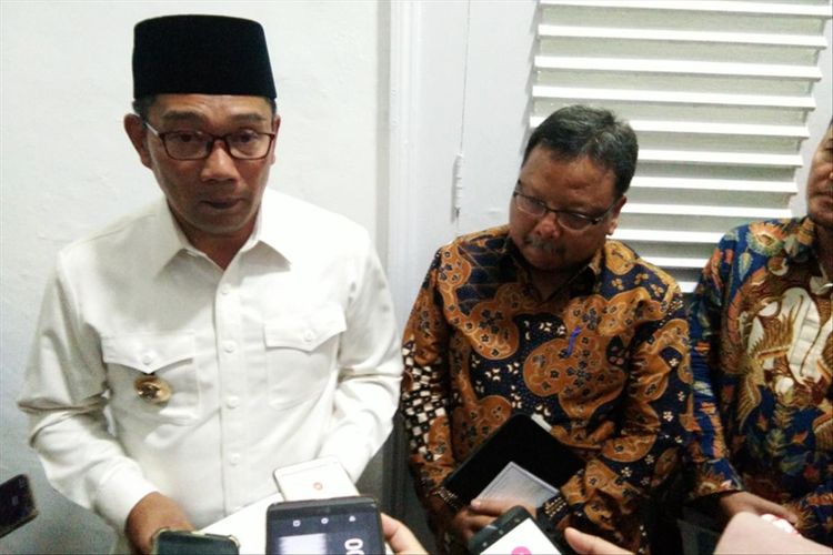 Gubernur Jawa Barat Ridwan Kamil saat ditemui usai menggelar rapat membahas insiden minyak tumpah di Gedung Pakuan, Jalan Otista, Bandung, Jumat (2/8/2019).