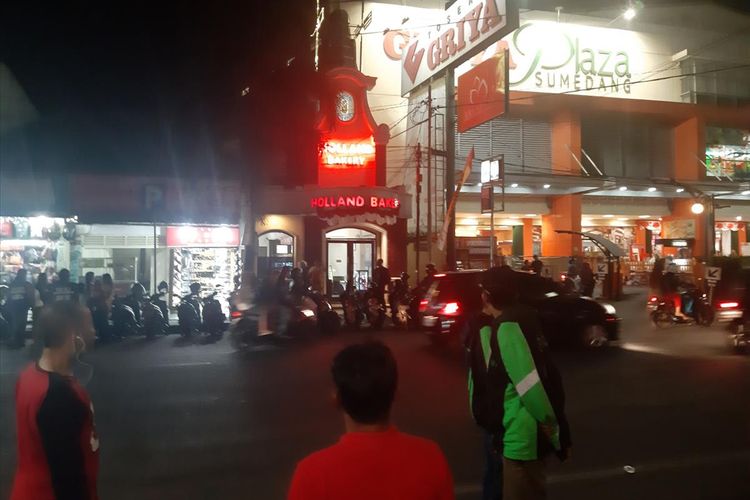 Pengunjung kafe keluar ruangan melihat pelang Griya Plaza Sumedang bergoyang karena gempa, Jumat (2/8/2019) malam. AAM AMINULLAH/KOMPAS.com