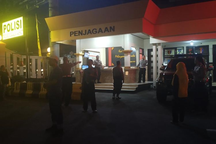 Sejumlah anggota polisi berhamburan keluar gedung di Polres Sukabumi Kota, Sukabumi, Jawa Barat, Jumat (2/8/2019).