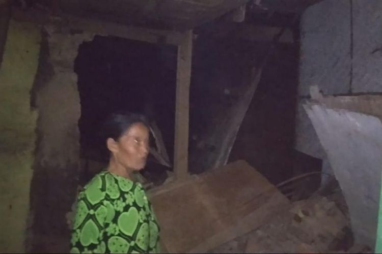 Rumah warga yang rusak akibat gempa Banten di wilayah Kecamatan Banjarwangi, Jumat (02/08/2019) malam