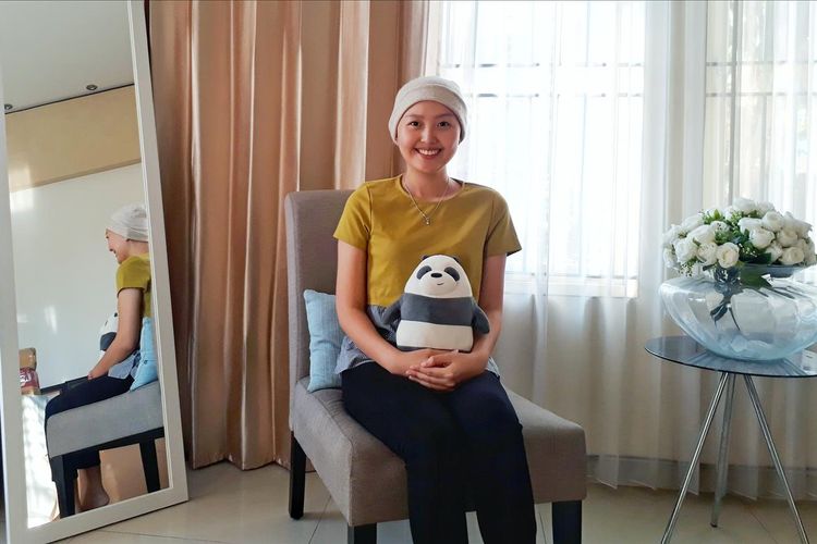 Penyintas kanker asal Surabaya, Nadya Valerie, berbagi kisah inspiratif kepada wartawan tentang bagaimana ia melawan kanker yang bersarang di tubuhnya, Kamis (1/8/2019), di kediamannya di kawasan Semolowaru, Kecamatan Sukolilo, Surabaya, Jawa Timur.