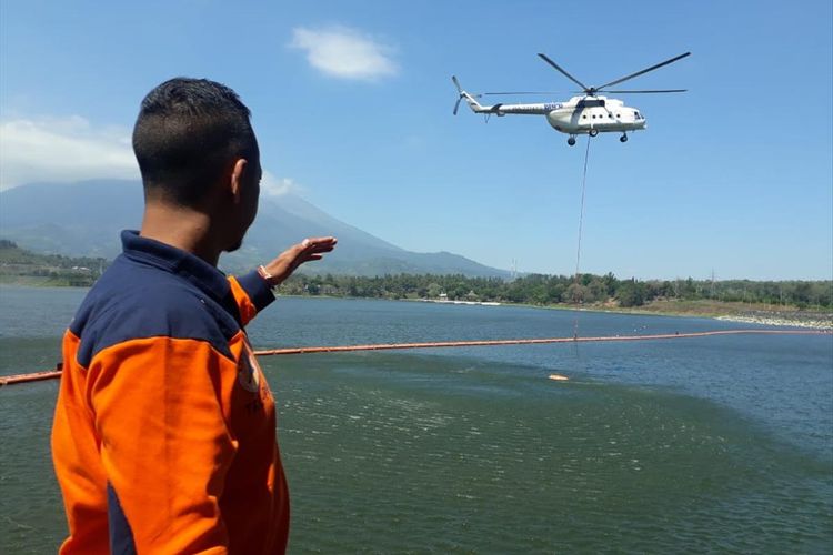 Helikopter BNPB mengambil air dari Bendungan Selorejo Malang Sabtu (3/8/2019) untuk menyiram titik api di puncak Gunung Arjuno