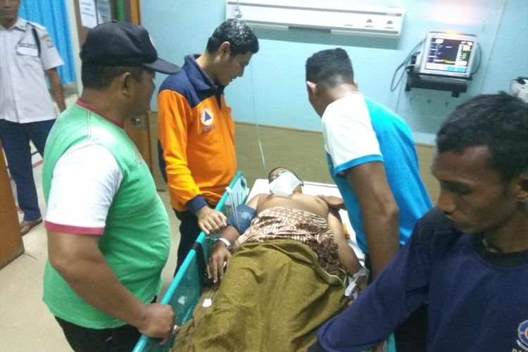 M Abbas (35) petugas dari Badan Penanggulangan Bencana daerah (BPBD) Kabupaten Aceh Barat jatuh pingsan saat sedang melakukan upaya pemadaman titik api di lokasi kebakaran hutan dan lahan gambut di kawasan Desa Suak Pangkat, Kecamatan Bubon. Sabtu (04/08/2019).
