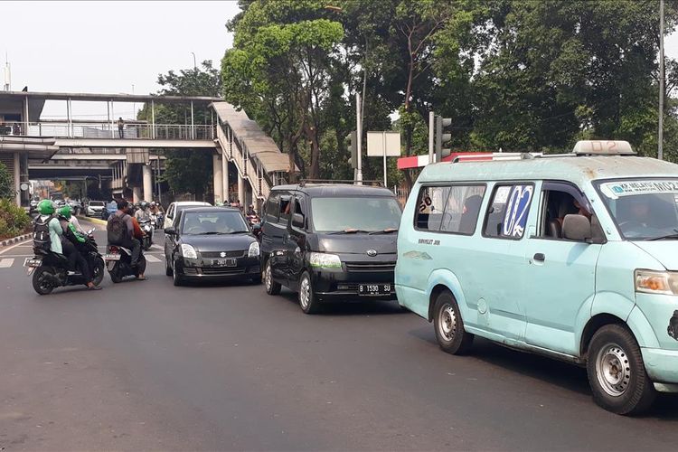 Traffic Light Mati Akibat Listrik Padam di Jalan Bekasi Barat, Jatinegara, Jakarta Timur, Lalu Lintas Tidak Teratur, Minggu (4/8/2019).