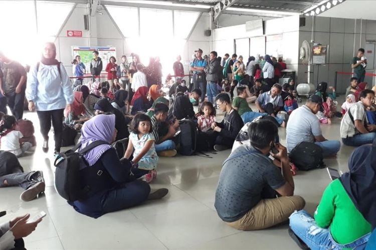Ribuan calon penumpang commuter line di Stasiun Bogor nampak berjejal paska pemadaman istrik yang terjadi hampir di seluruh wilayah Jabodetabek, Minggu (4/8/2019).