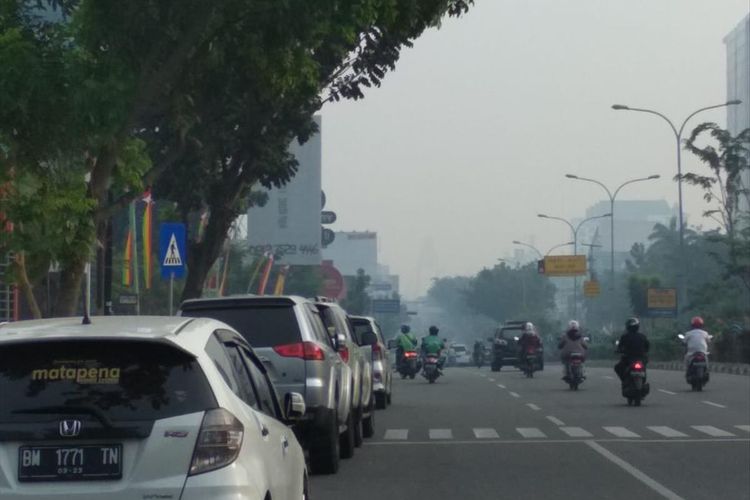Kabut asap karhutla yang semakin pekat di Pekanbaru, Riau, dengan jarak pandang hanya 1,5 kilometer, Senin (5/8/2019).