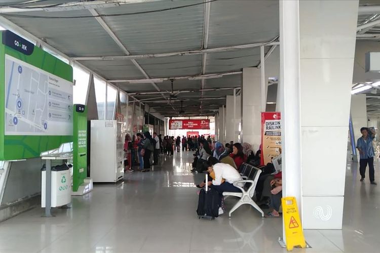 Sejumlah calon penumpang sedang menunggu perjalanan KRL di Stasiun Bogor, Senin (5/8/2019). Pagi ini, aktivitas perjalanan kereta di Stasiun Bogor sudah kembali normal paska padamnya listrik yang menggangu perjalanan kereta pada Minggu (4/8/2019).