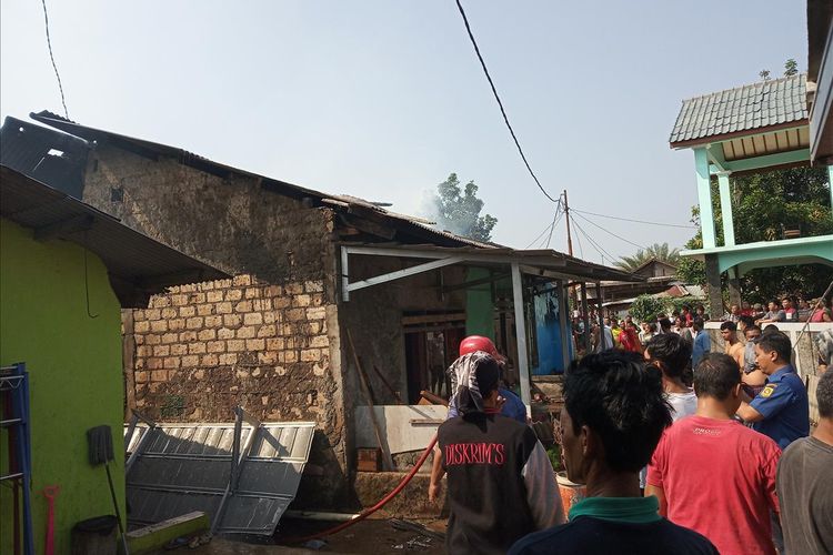 Sejumlah warga berupaya memadamkan api menggunakan air got, sejam kemudian Damkar Kabupaten Bogor berhasil menjinakkan api di tiga rumah tersebut, Kelurahan Nanggewer, Kecamatan Cibinong, Kabupaten Bogor, Senin (5/8/2019).