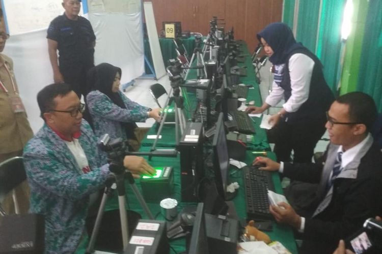 Menpora Imam Nachrawi dan isteri melalukan rekam biometerik dan verifikasi administrasi di Asrama Haji Sukolilo Surabaya, Senin (5/8/2019)