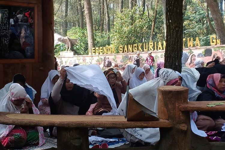 Ratusan pedagang menggelar istigosah dan doa bersama di gerbang TWA Gunung Tangkuban Parahu, Cikole, Lembang, Kabupaten Bandung Barat, Senin (5/8/2019).