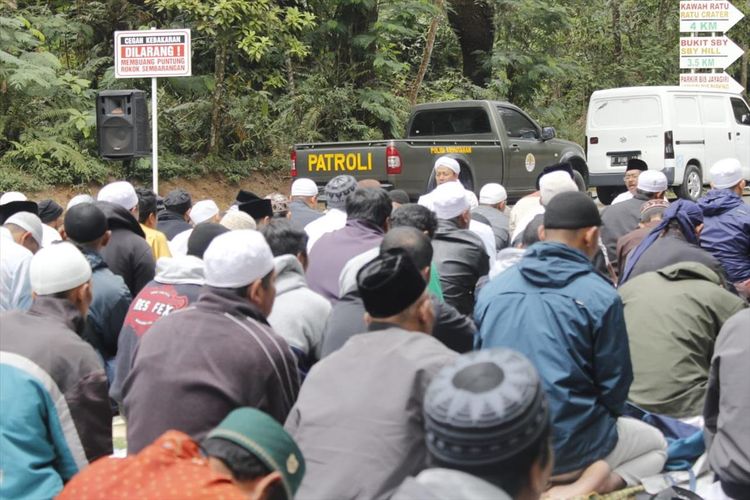 Ratusan pedagang di TWA Gunung Tangkuban Parahu menggelar istigosah dan doa bersama di gerbang utama TWA Gunung Tangkuban Parahu, Cikole, Lembang, Kabupaten Bandung Barat, Senin  (5/8/2019).
