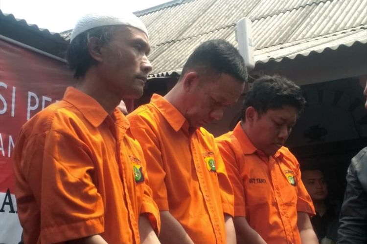 Sindikat penipu jual beli rumah mewah dengan modus notaris palsu di kawasan Jakarta diciduk polisi. Ada empat tersangka yang ditangkap, Tersangka yang dihadirkan berinisial D, H, dan K di Jalan Tebet Timur Raya, Jakarta Selatan, Senin (5/8/2019).