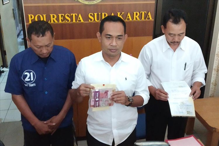 Kasat Reskrim Polresta Surakarta Kompol Fadli, dan Wakasat Reskrim AKP Widodo menunjukkan barang bukti uang milik oknum karyawan PDAM Totok Budi Santoso dari hasil penipuan di Mapolresta Surakarta, Solo, Jawa Tengah, Senin (5/8/2019).