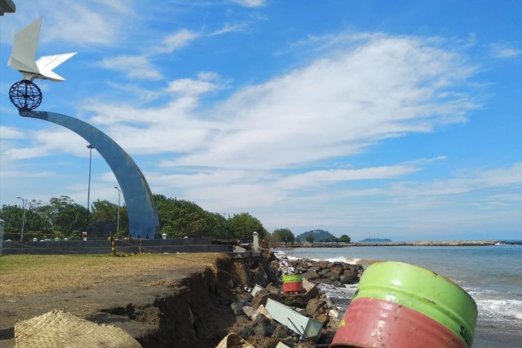 Monumen Perdamaian di Muaro Lasak, Pantai Padang, Sumatera Barat rusak karena abrasi, Senin (5/8/2019)