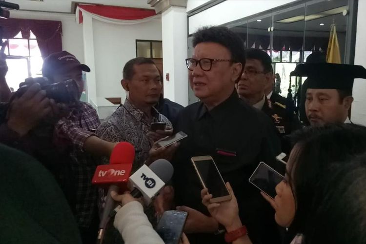 Mendagri Tjahjo Kumolo diwawancara usai Wisuda Praja IPDN di kampus IPDN Jatinangor, Sumedang, Senin (5/8/2019). AAM AMINULLAH/KOMPAS.com