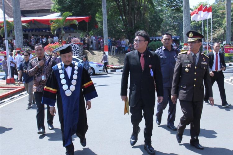 Mendagri Tjahjo Kumol di kampus IPDN Jatinangor, Sumedang, Jawa Barat, Senin (5/8/2019). AAM AMINULLAH/KOMPAS.com