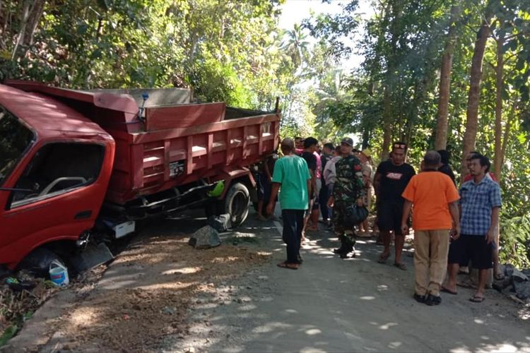 Truk bermuatan batu yang mengalami kecelakaan dan menimpa dua orang pengendara motor di Grumblul Cogreg, Desa Cihonje, Kecamatan Gumelar, Kabupaten Banyumas, Jawa Tengah, dievakuasi, Senin (5/8/2019).