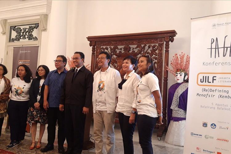 Gubernur DKI Jakarta beserta panitia acara Jakarta Internatioal Literary Festival 2019 seusai konferensi pers di Balairung, Balai Agung, Jakarta Pusat, Senin (5/8/2019)