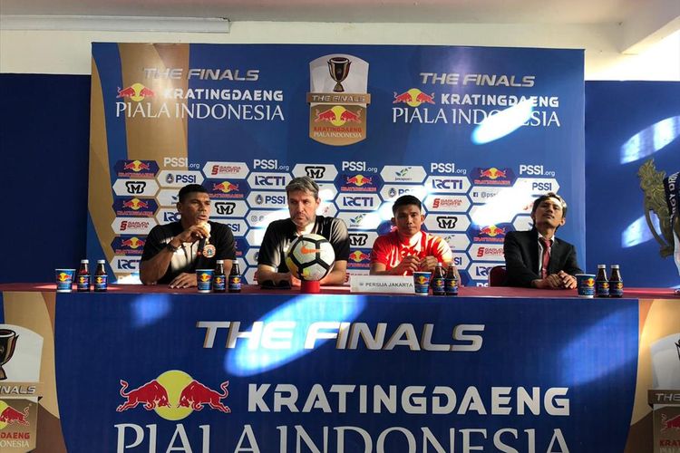 Pelatih Persija Julio Banuelos (tengah hitam) saat menghadiri konferensi pers jelang final Piala Indonesia di Stadion Andi Mattalatta, Makassar, Senin (5/8/2019).